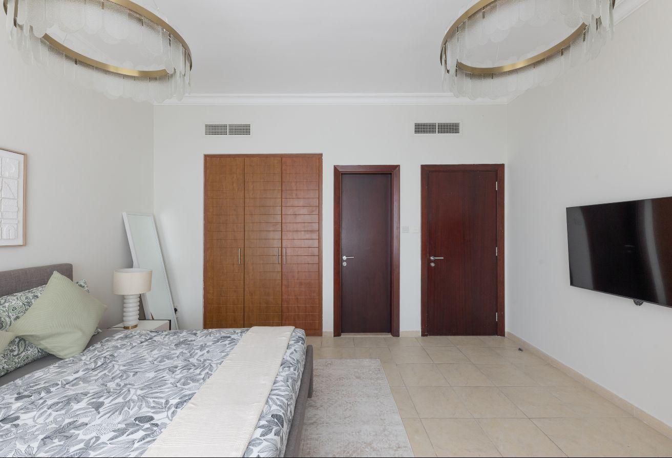 High floor | Lake & skyline view | Modern interior photo 15