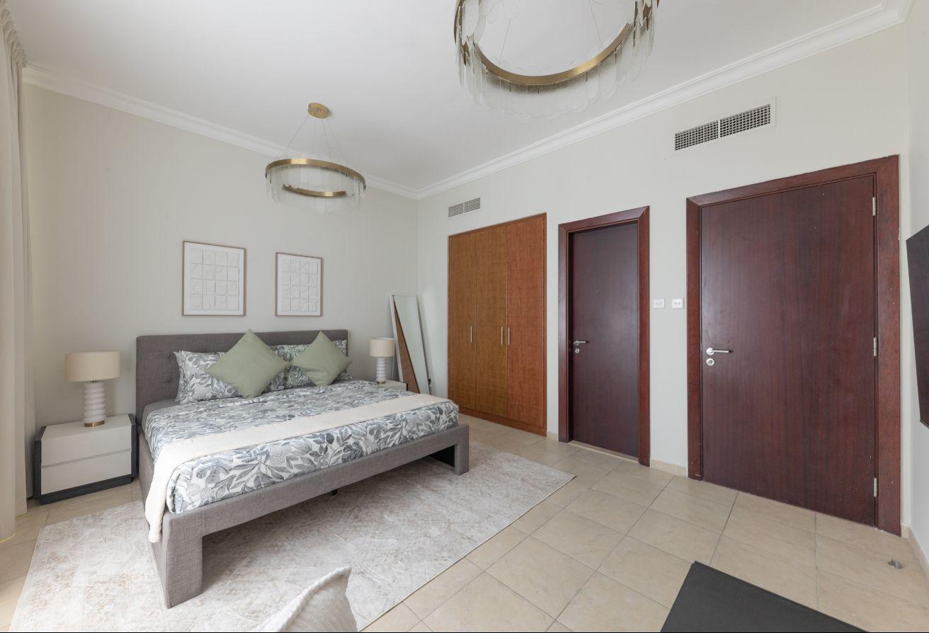 High floor | Lake & skyline view | Modern interior photo 17