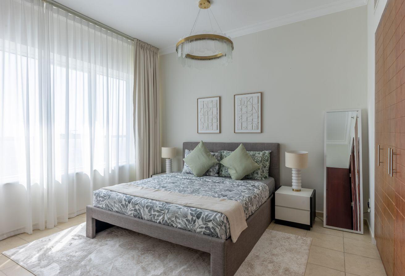 High floor | Lake & skyline view | Modern interior photo 3