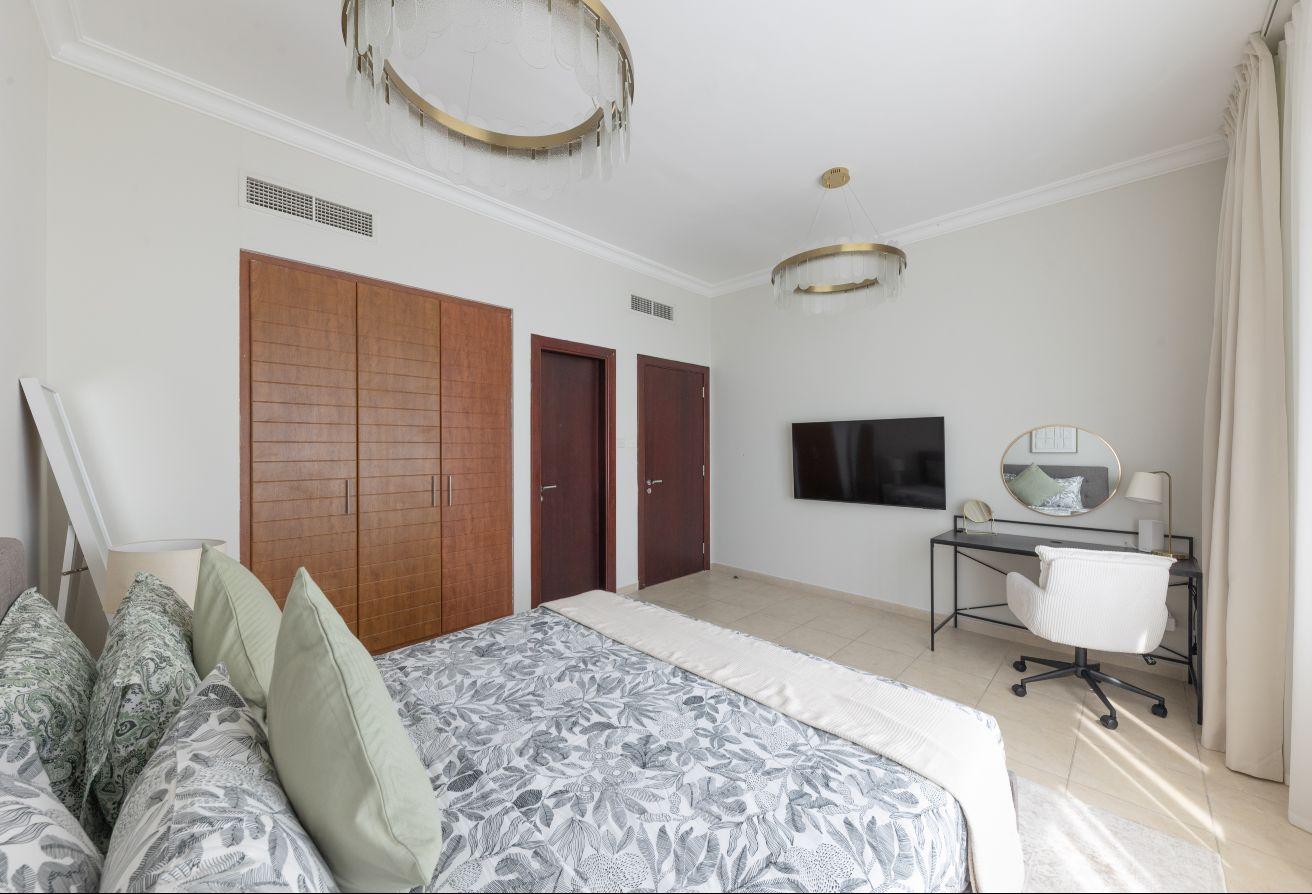 High floor | Lake & skyline view | Modern interior photo 14