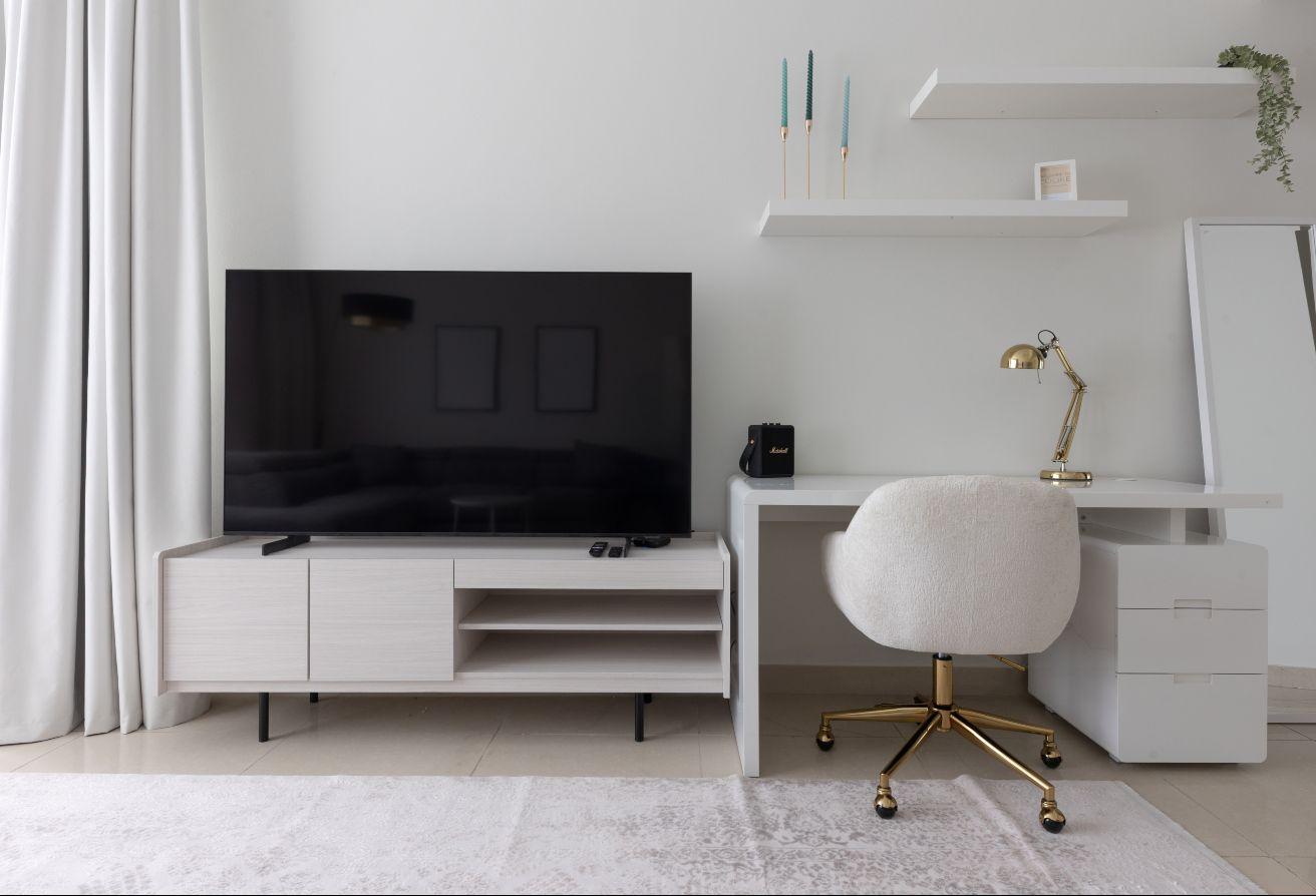 High floor | Lake & skyline view | Modern interior photo 9
