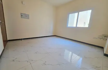 شقة - 1 حمام للايجار في بناء النباعة - النبعة - الشرق - الشارقة
