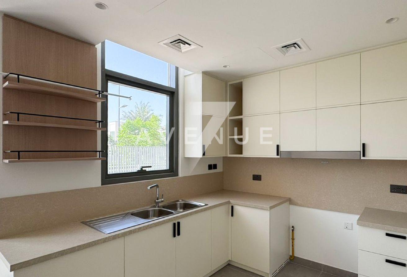 Corner Unit | Brand New | Vacant photo 4