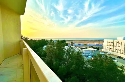 شقة - 2 غرف نوم - 2 حمامات للايجار في برج الكورنيش - طريق كورنيش عجمان - عجمان