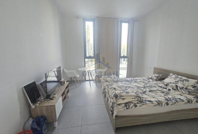Luxurious studio available with cheap price.