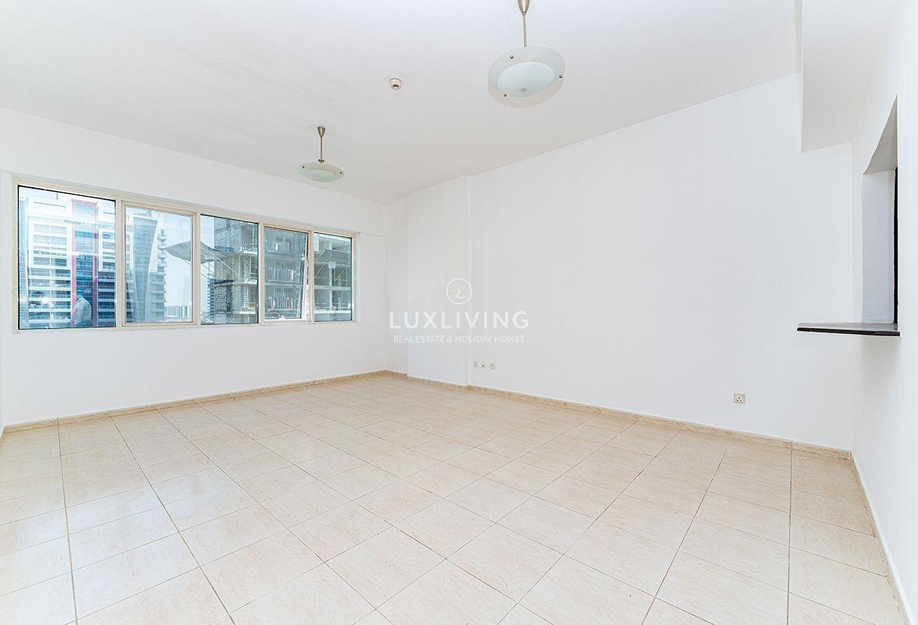 Spacious | Bright | Chiller Free| Vacant photo 2