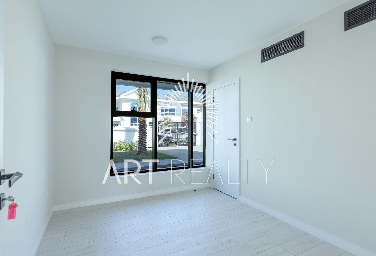 Modern 5BR + M | Landscaped Garden | Private Pool photo 16