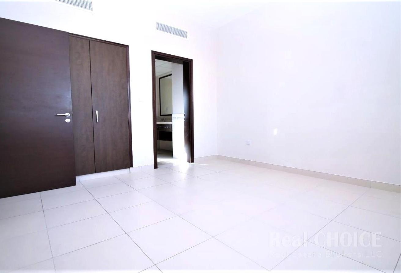 Spacious| Exclusive Community | Private Garden photo 8