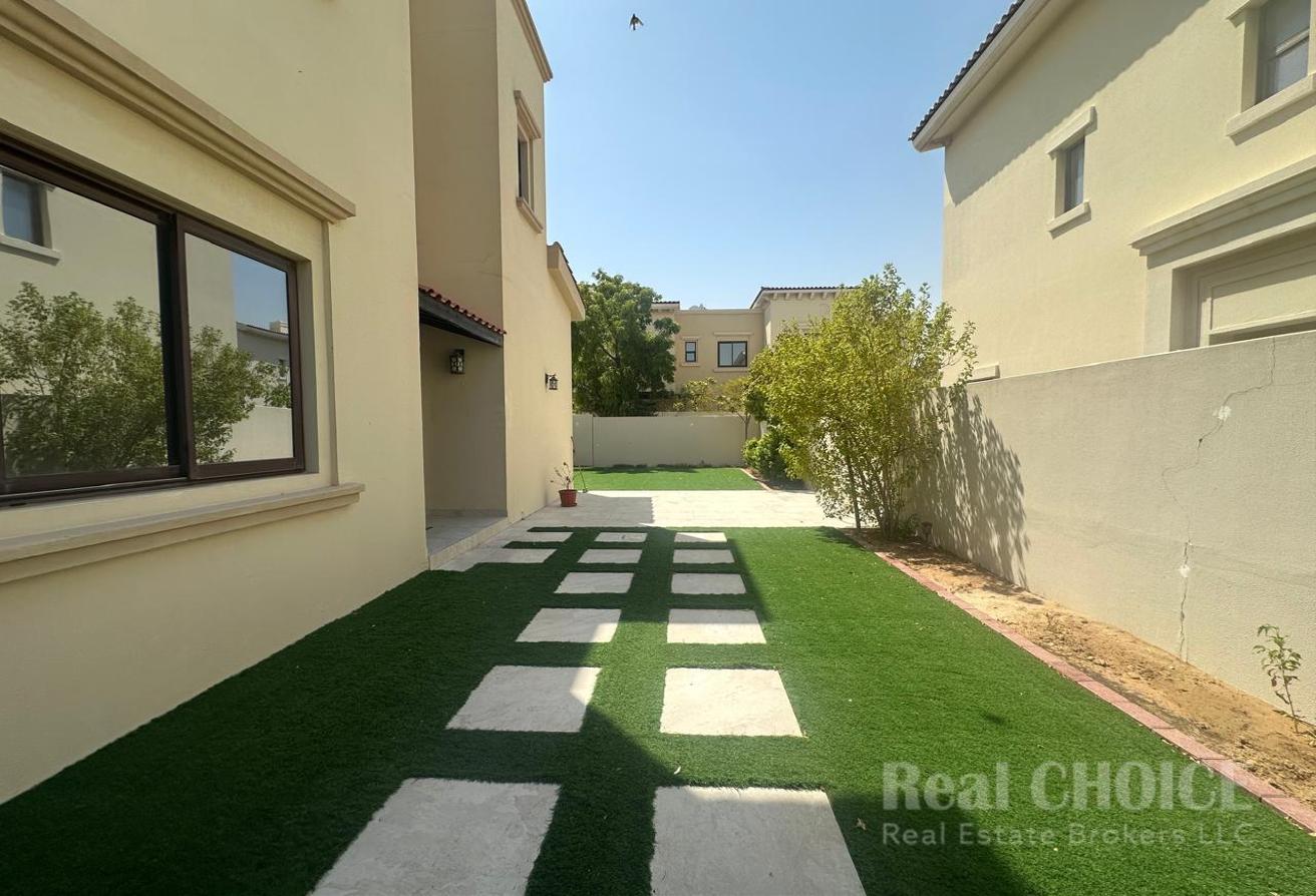 Spacious| Exclusive Community | Private Garden photo 21