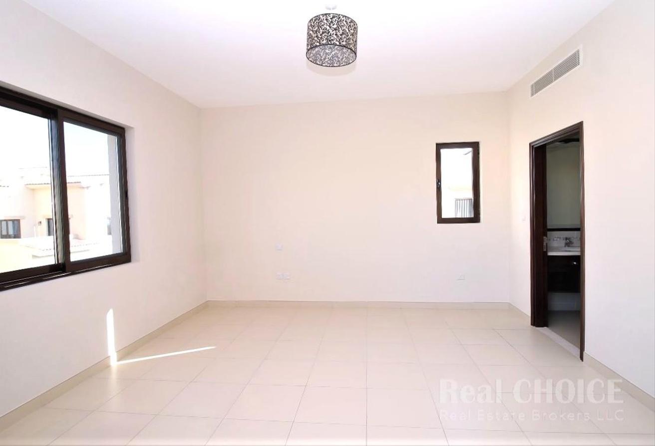 Spacious| Exclusive Community | Private Garden photo 9
