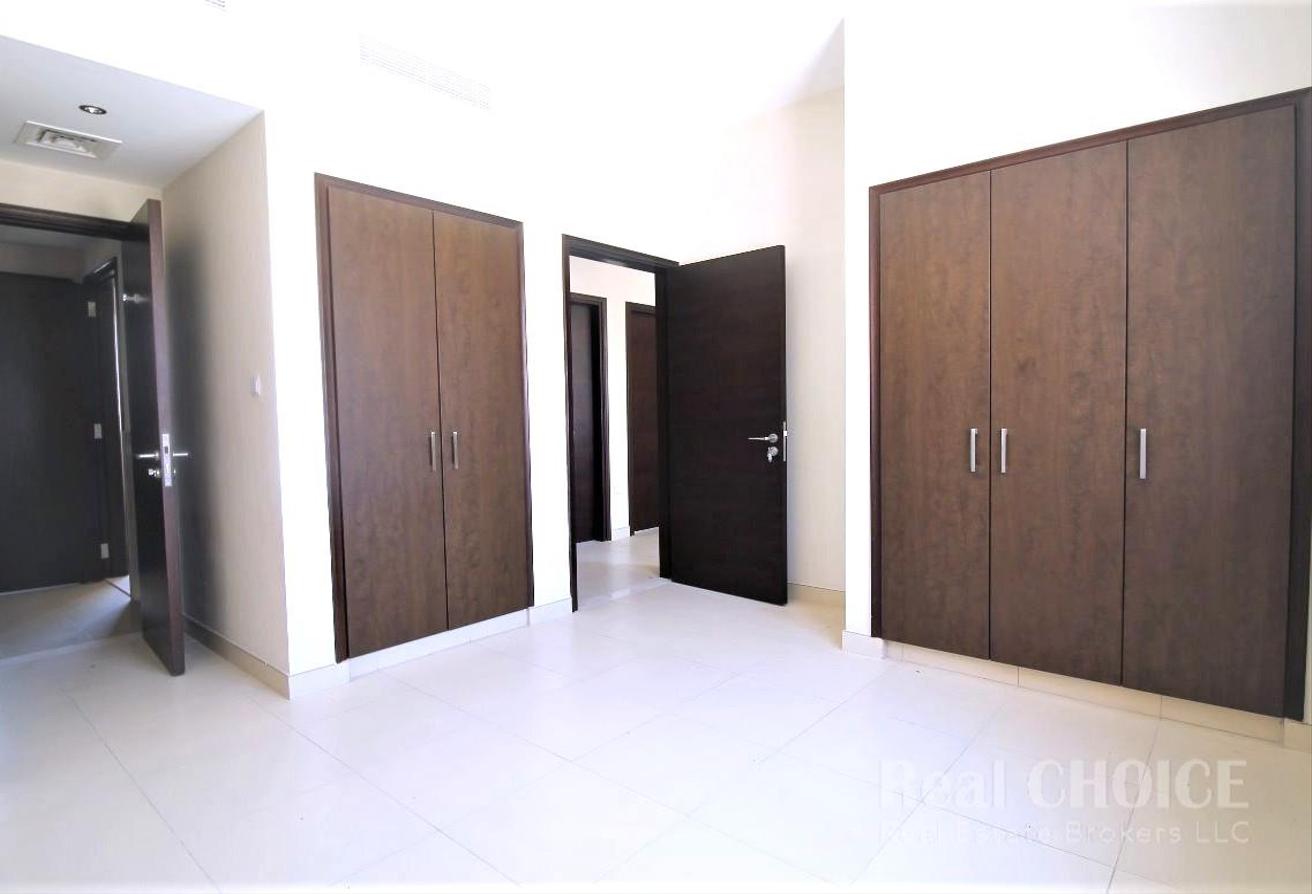 Spacious| Exclusive Community | Private Garden photo 6
