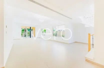 Villa - 4 Bedrooms - 5 Bathrooms for rent in District 8 - Jumeirah Park - Dubai