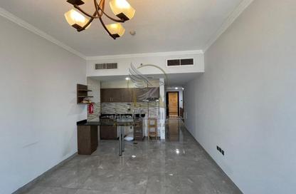 Apartment - Studio - 1 for rent in Al Majaz 2 - Al Majaz - Sharjah Apartment - Studio - 1 for rent in Al Majaz 2 - Al Majaz - Sharjah