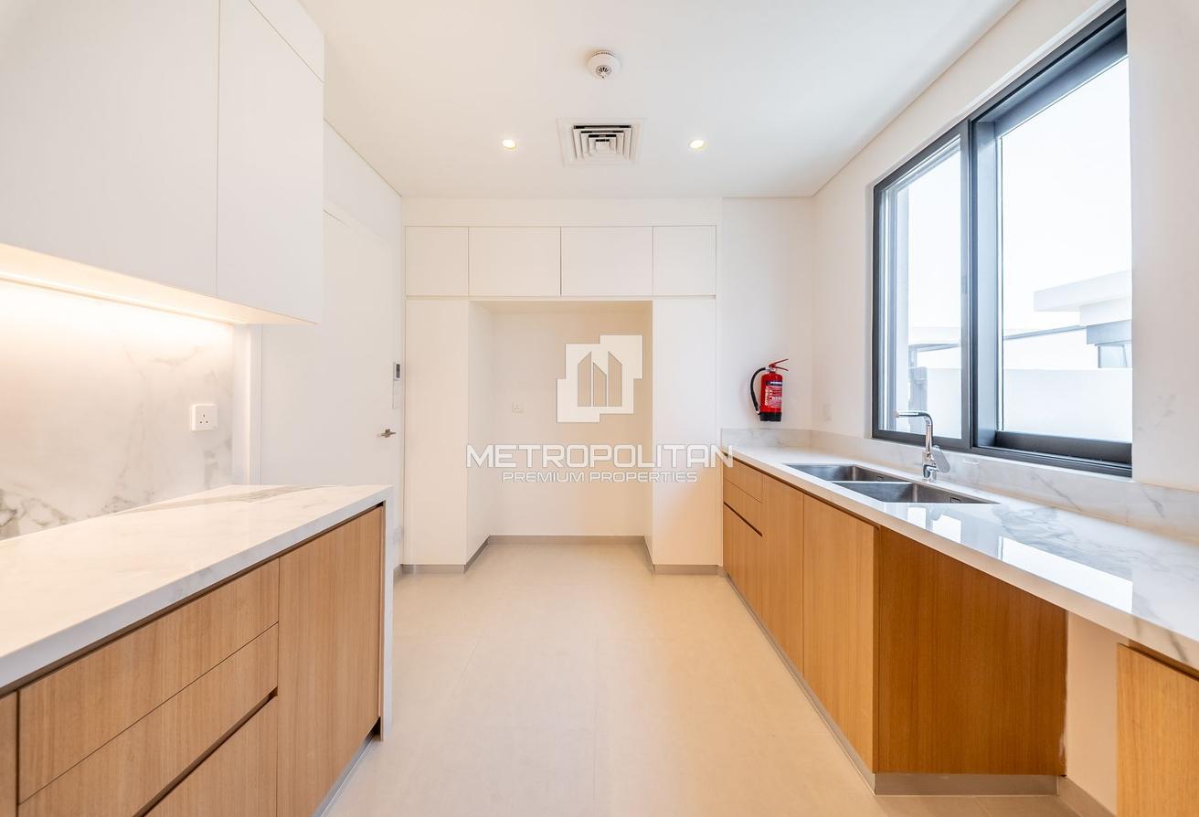 Spacious 4 BR+M | Landscaped Garden | End Unit photo 5
