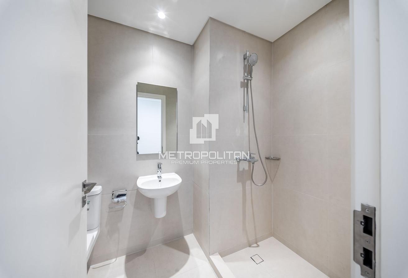 Spacious 4 BR+M | Landscaped Garden | End Unit photo 13