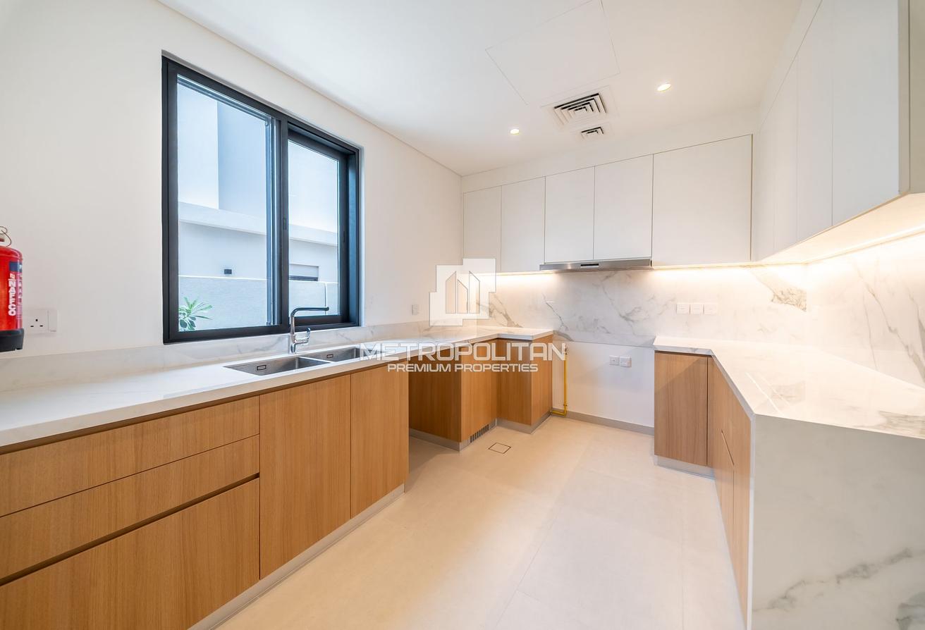 Spacious 4 BR+M | Landscaped Garden | End Unit photo 6