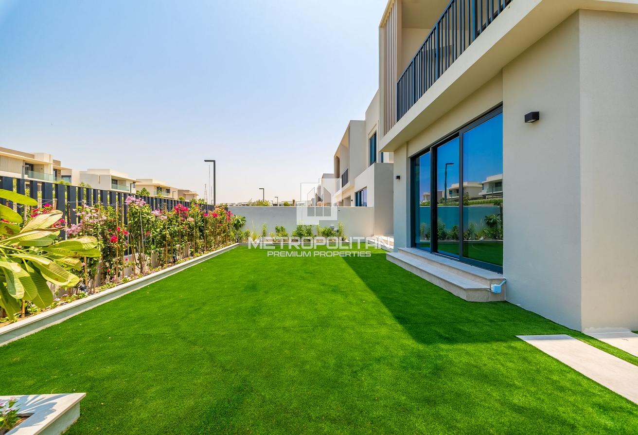 Spacious 4 BR+M | Landscaped Garden | End Unit photo 4