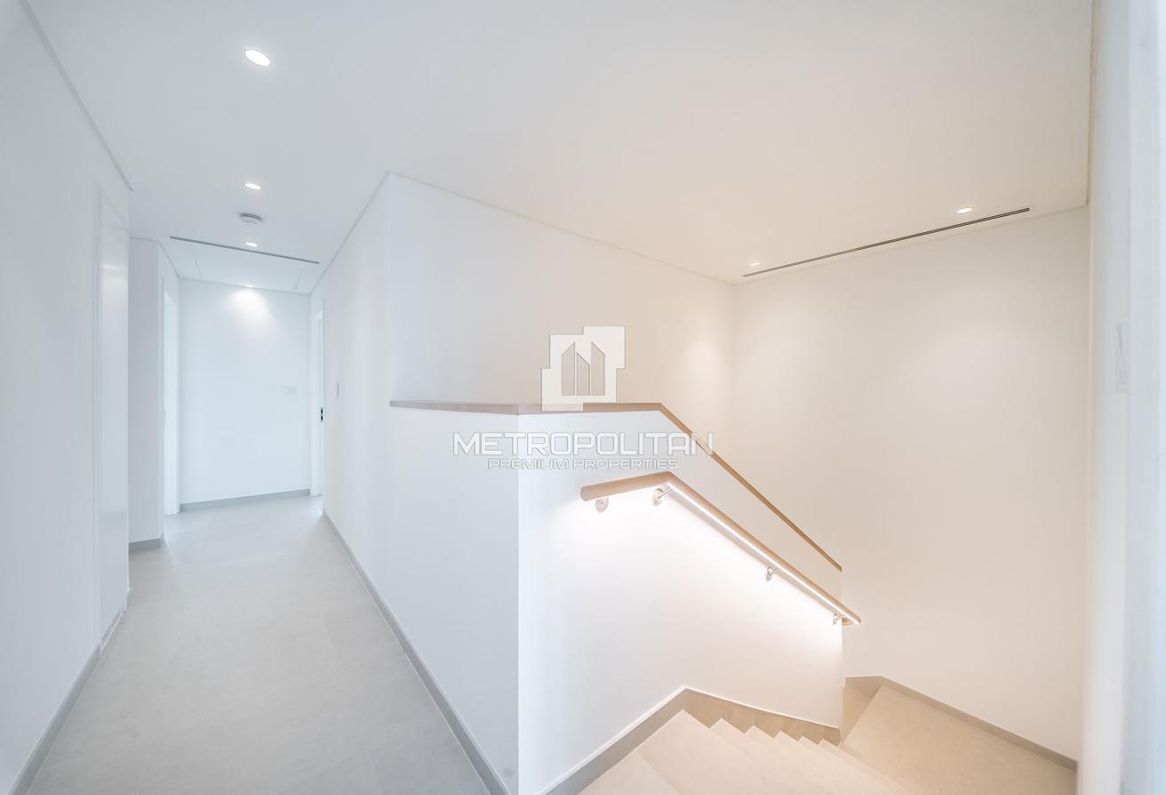 Spacious 4 BR+M | Landscaped Garden | End Unit photo 9