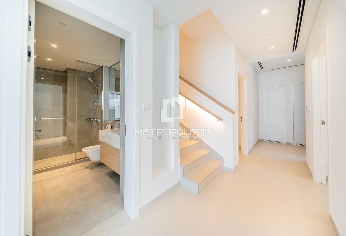 Spacious 4 BR+M | Landscaped Garden | End Unit photo 7