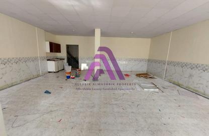 متجر - استوديو - 1 حمام للايجار في مبنى في15 - طراز روسي - المدينة العالمية - دبي