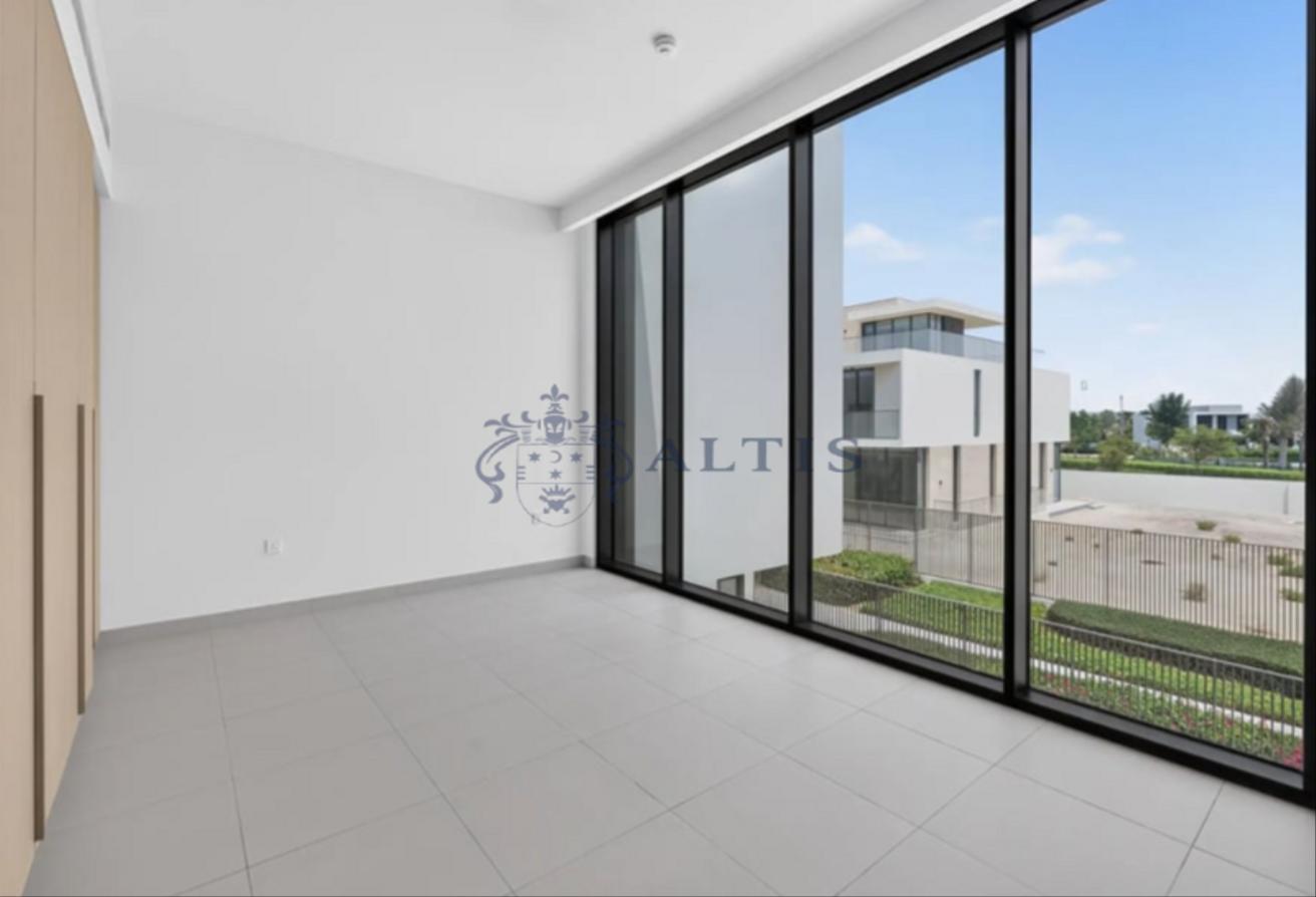 5BR Luxury Villa | Brand New | Premium Location photo 8