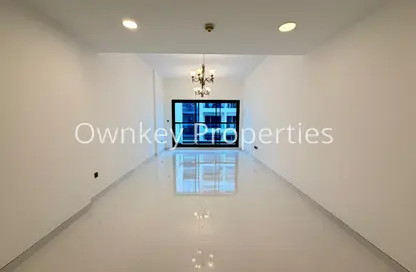 شقة - غرفة نوم - 2 حمامات للايجار في بناية تريو - البرشاء 1 - البرشاء - دبي