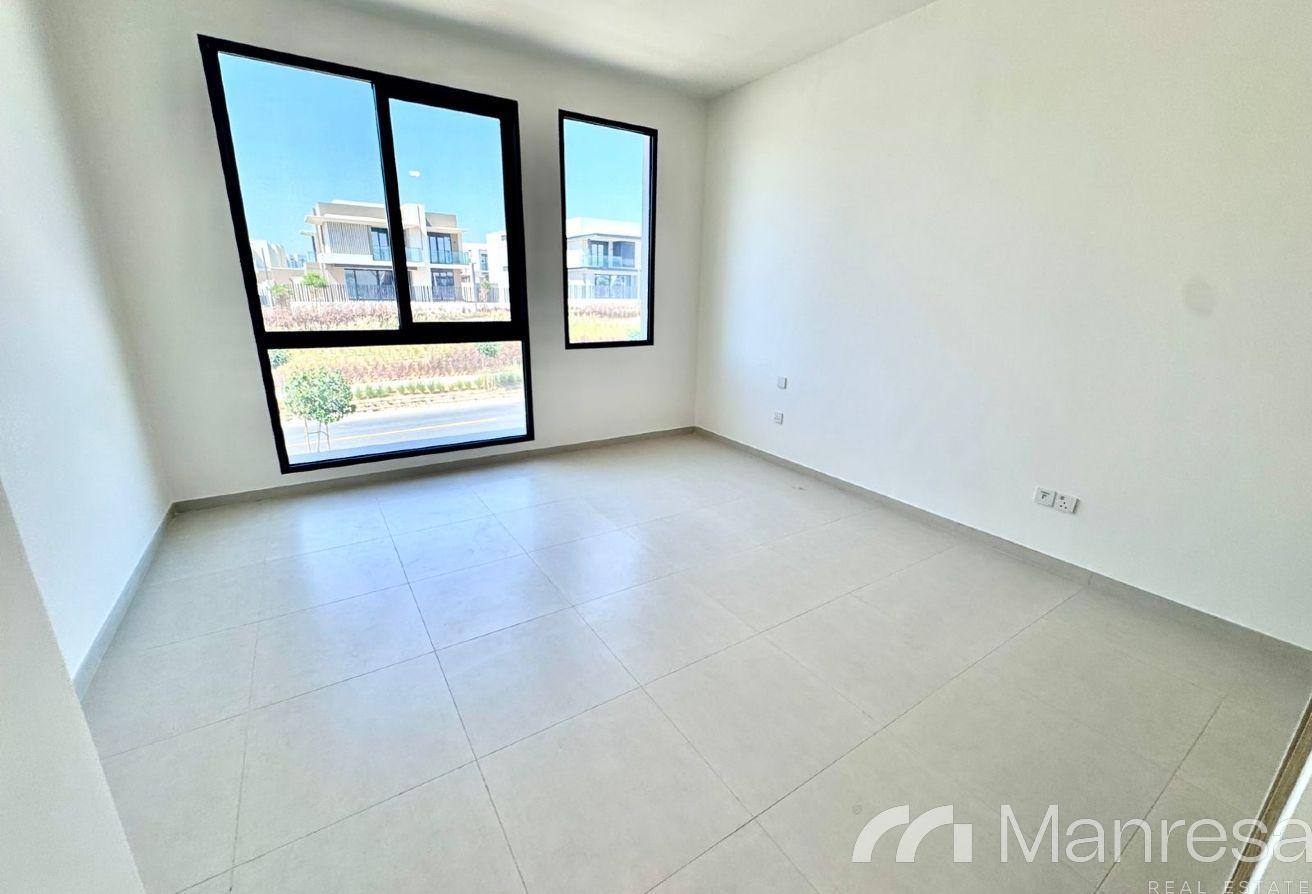 Spacious 4-Bedroom Townhouse | Premium Location photo 3