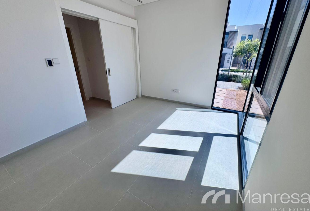 Spacious 4-Bedroom Townhouse | Premium Location photo 6