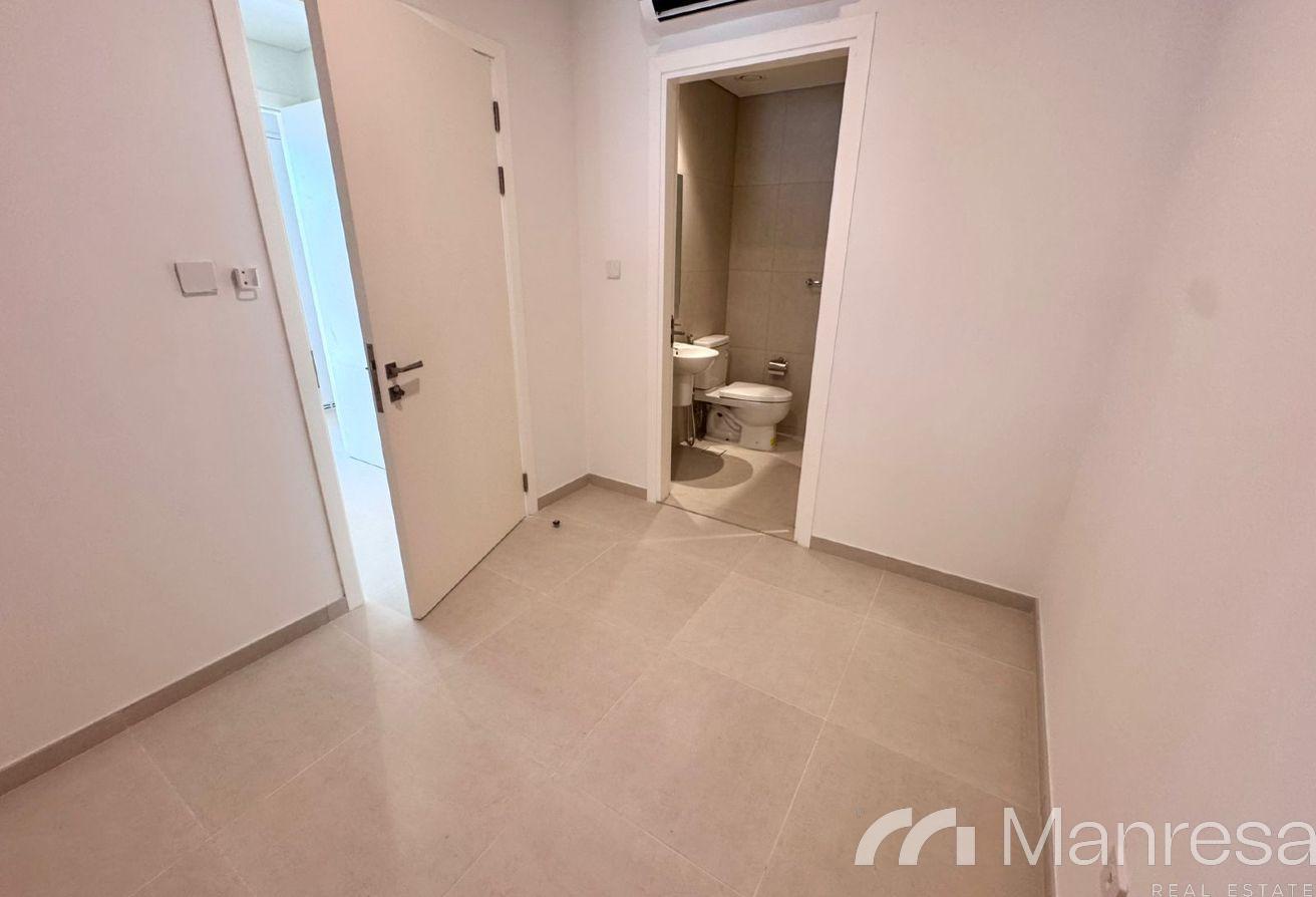 Spacious 4-Bedroom Townhouse | Premium Location photo 5
