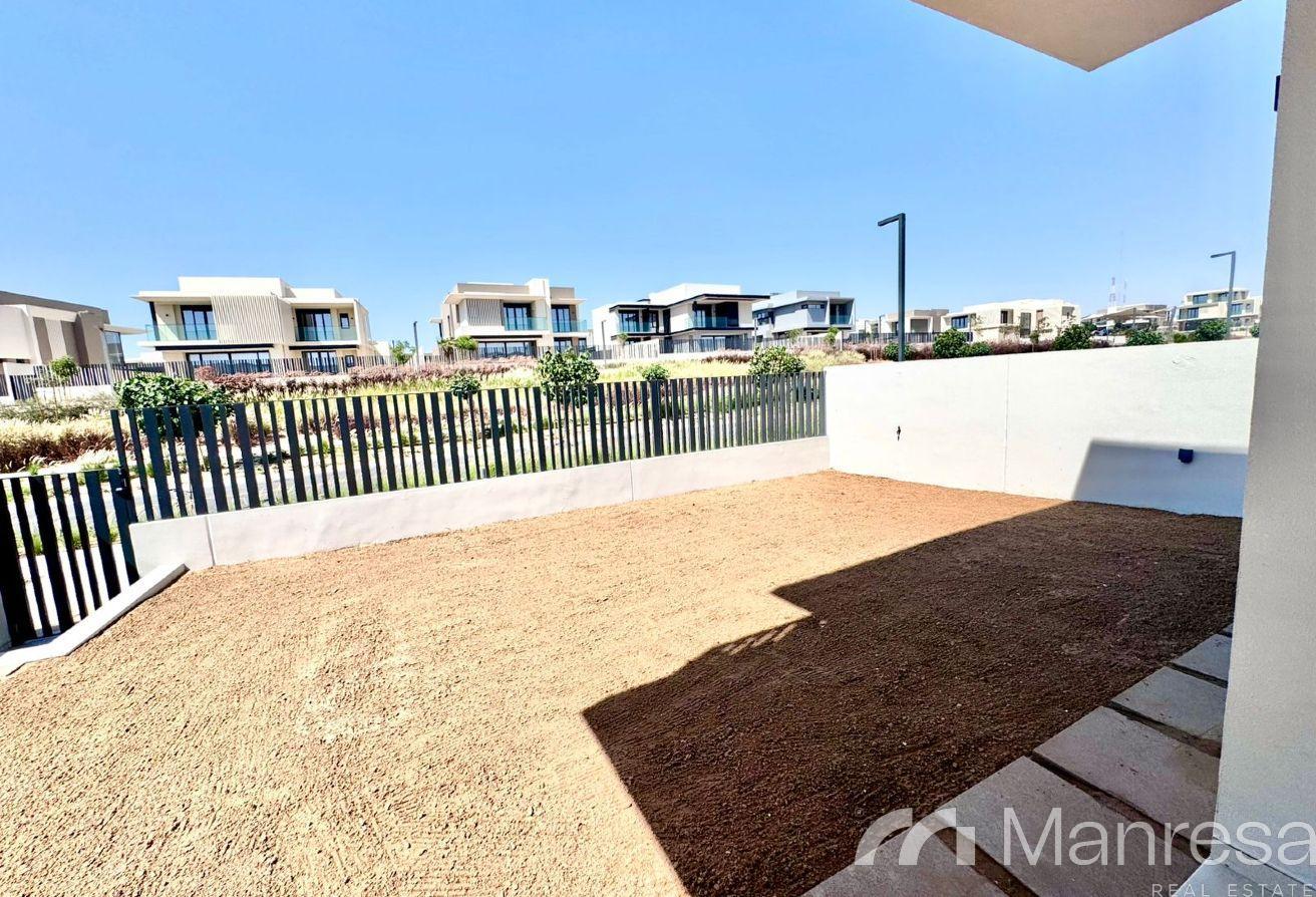 Spacious 4-Bedroom Townhouse | Premium Location photo 8