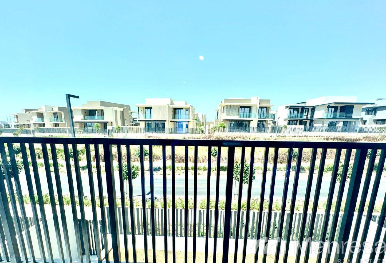 Spacious 4-Bedroom Townhouse | Premium Location photo 4