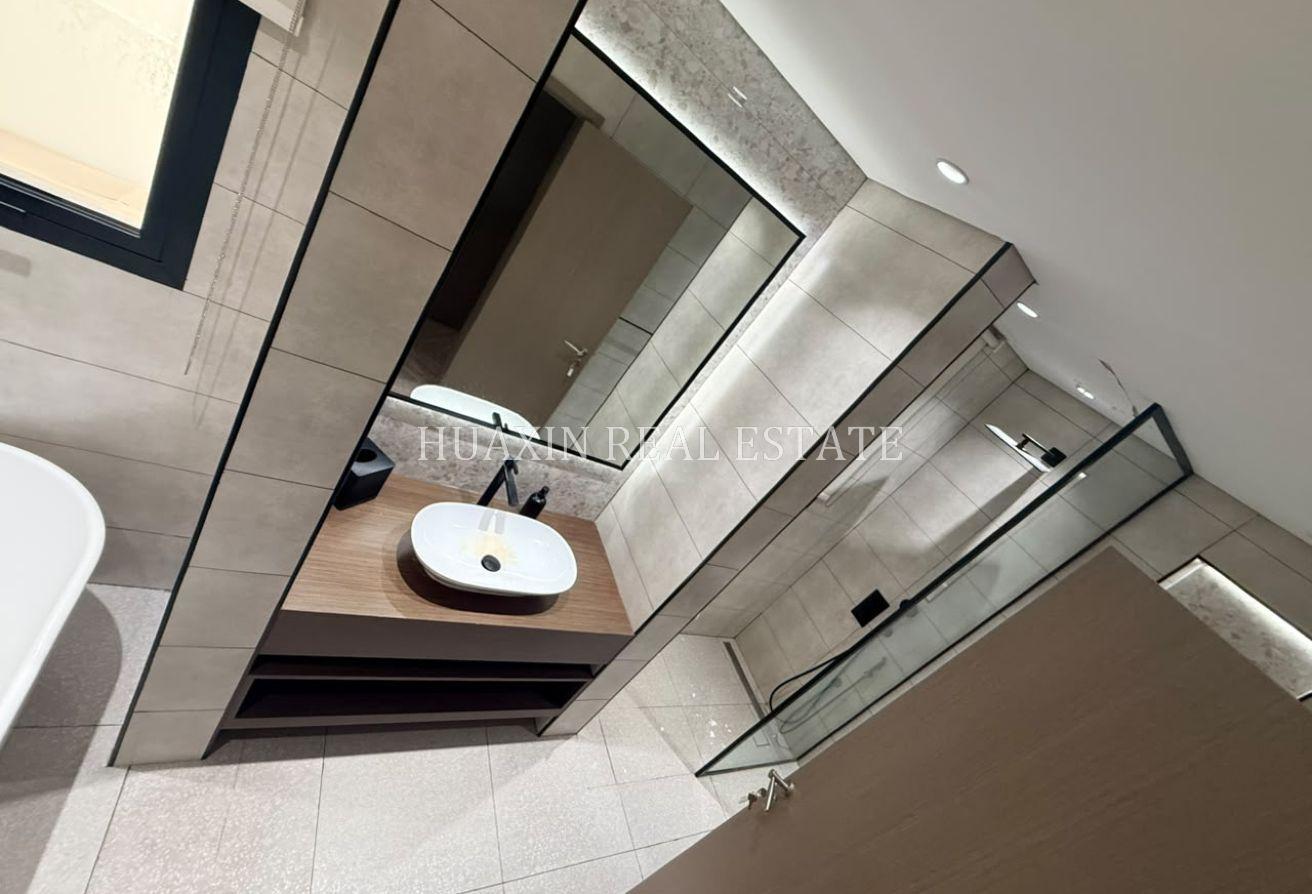 HURRY| Nice Contemporary | Private Pool | En-suite photo 13