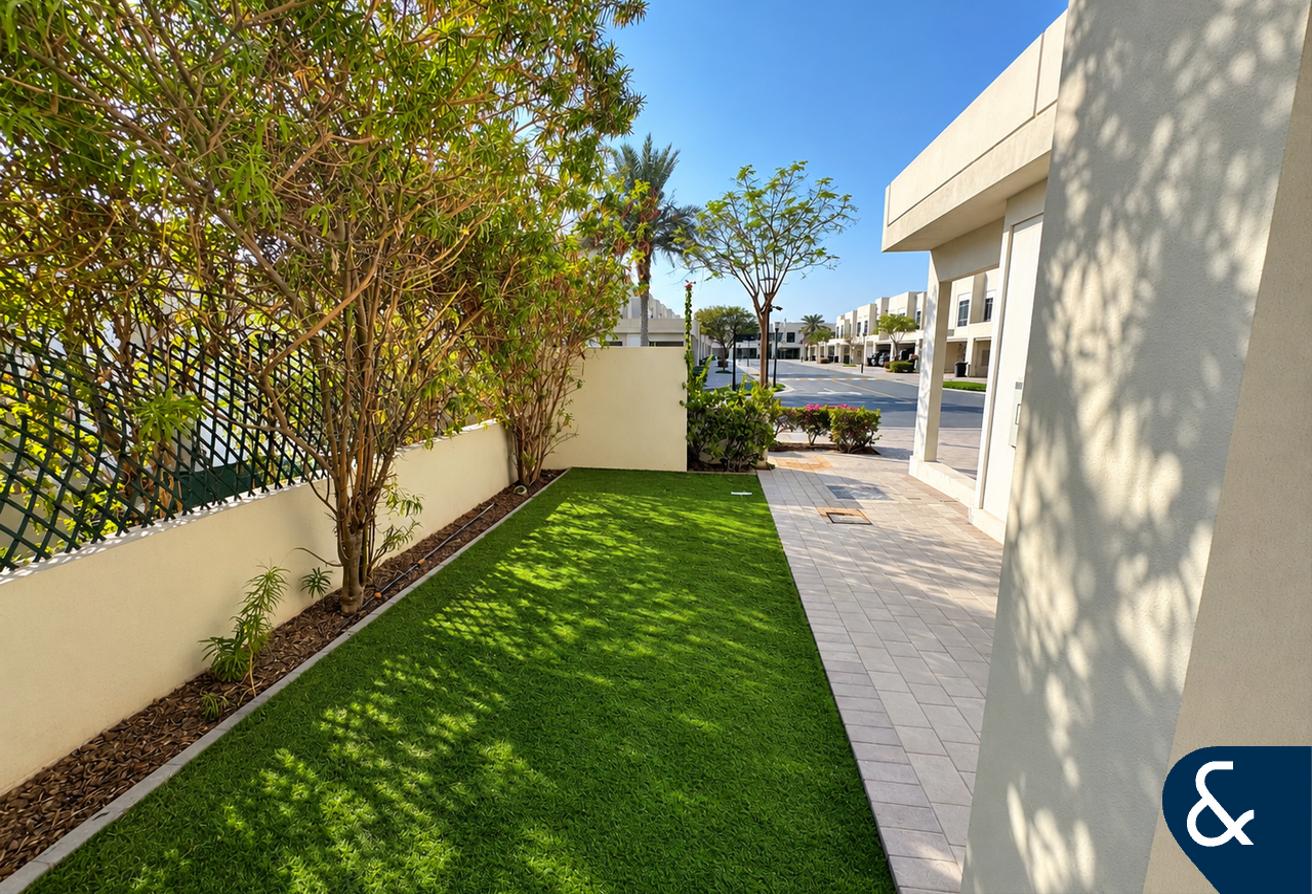 Single Row | Family Friendly | 4 Bed + Maids photo 2