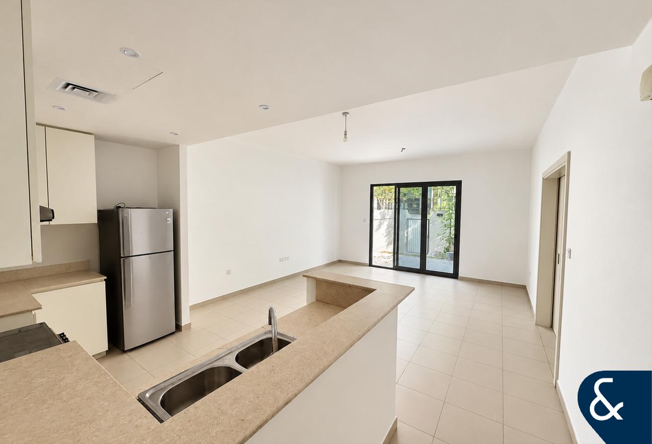 Single Row | Family Friendly | 4 Bed + Maids photo 5