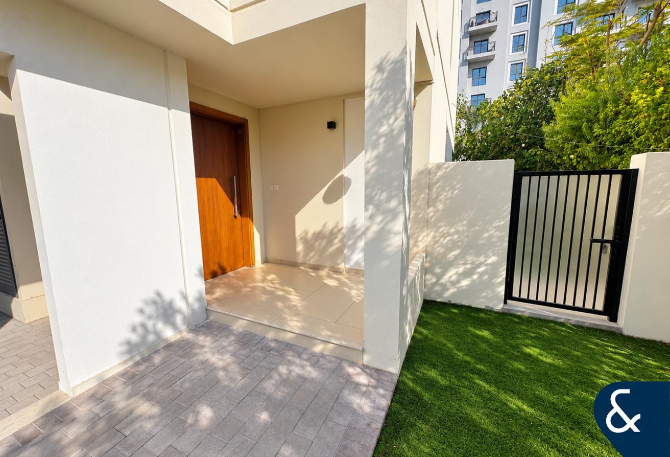 Single Row | Family Friendly | 4 Bed + Maids photo 3