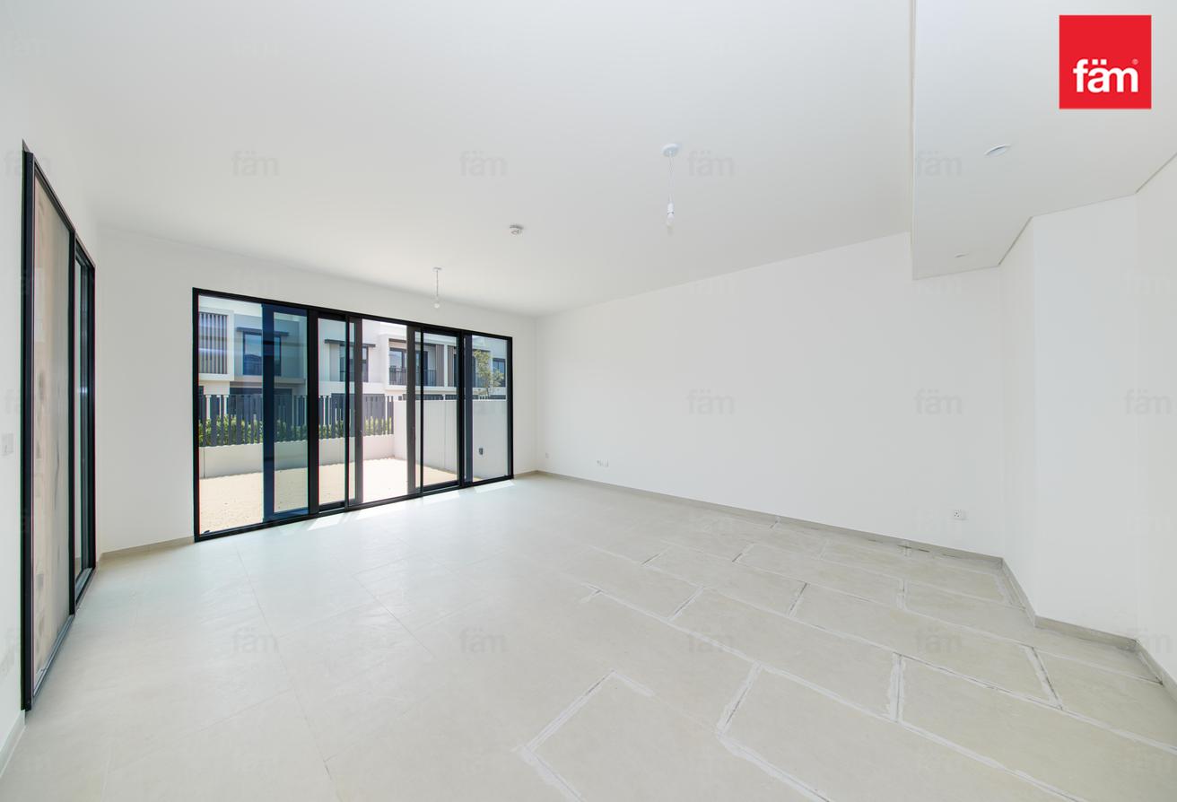 CORNER | PROPER END UNIT | WELL KEPT photo 9