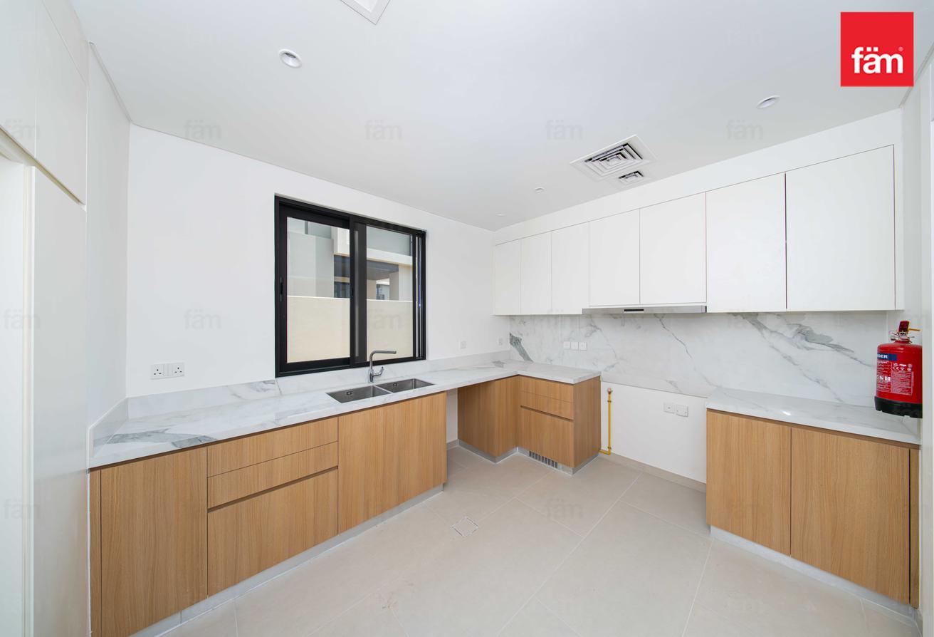 CORNER | PROPER END UNIT | WELL KEPT photo 6