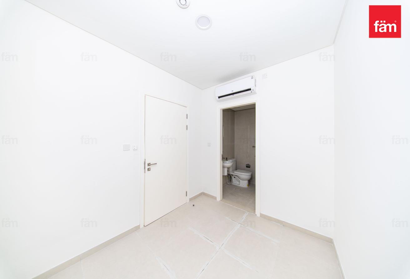 CORNER | PROPER END UNIT | WELL KEPT photo 15