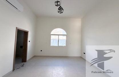 Villa - 4 Bedrooms - 5 Bathrooms for rent in Al Aweer 1 - Al Aweer - Dubai