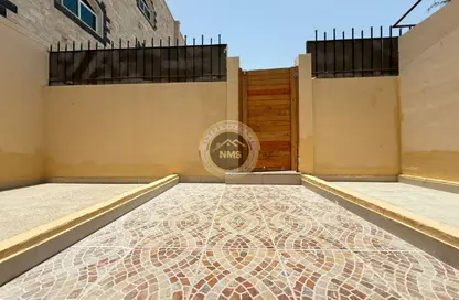 Apartment - 1 Bathroom for rent in Al Mushrif Villas - Al Mushrif - Abu Dhabi