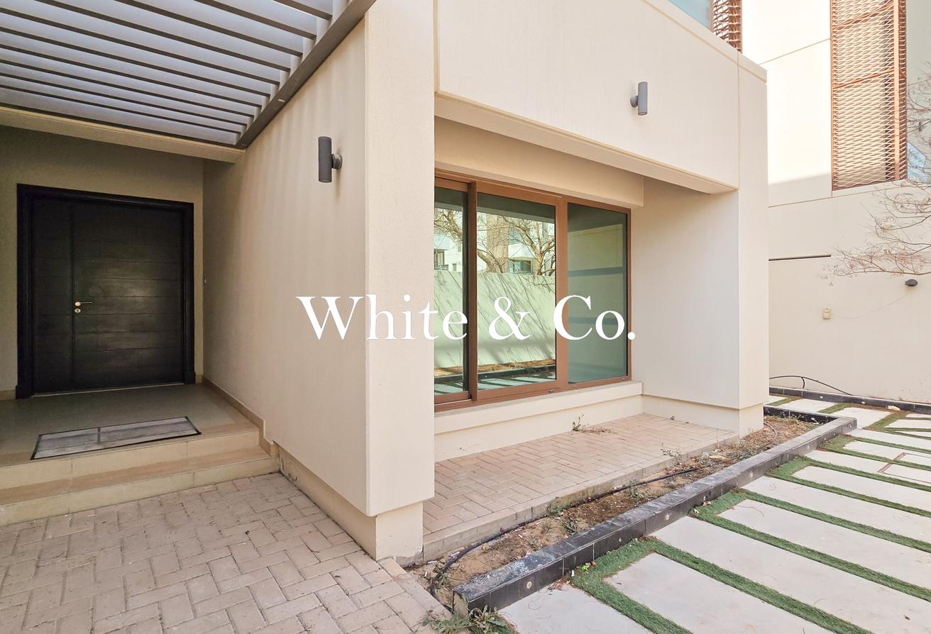 Landscaped 6 bed | Vacant | Upgraded pool photo 12