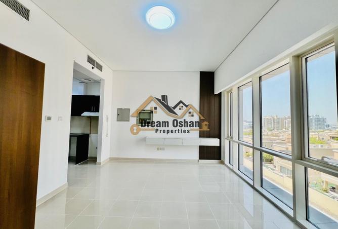 Studio Apartment with Balcony and Parking in Dubai