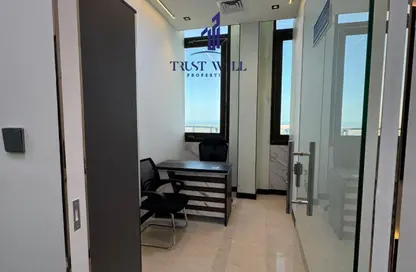 Business Centre - Studio - 4 Bathrooms for rent in Dar Al Salam Building - Corniche Road - Abu Dhabi