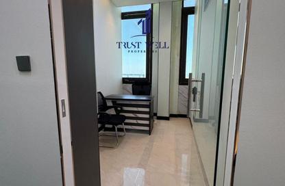 Business Centre - Studio - 4 Bathrooms for rent in Dar Al Salam Building - Corniche Road - Abu Dhabi