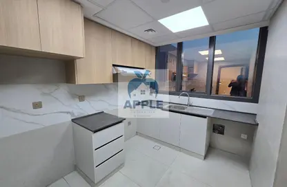 شقة - غرفة نوم - 2 حمامات للايجار في الزاهية - تجارية مويلح - الشارقة