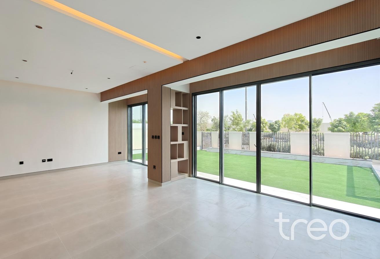 Single Row | Vacant Now | Modern | Spacious photo 5
