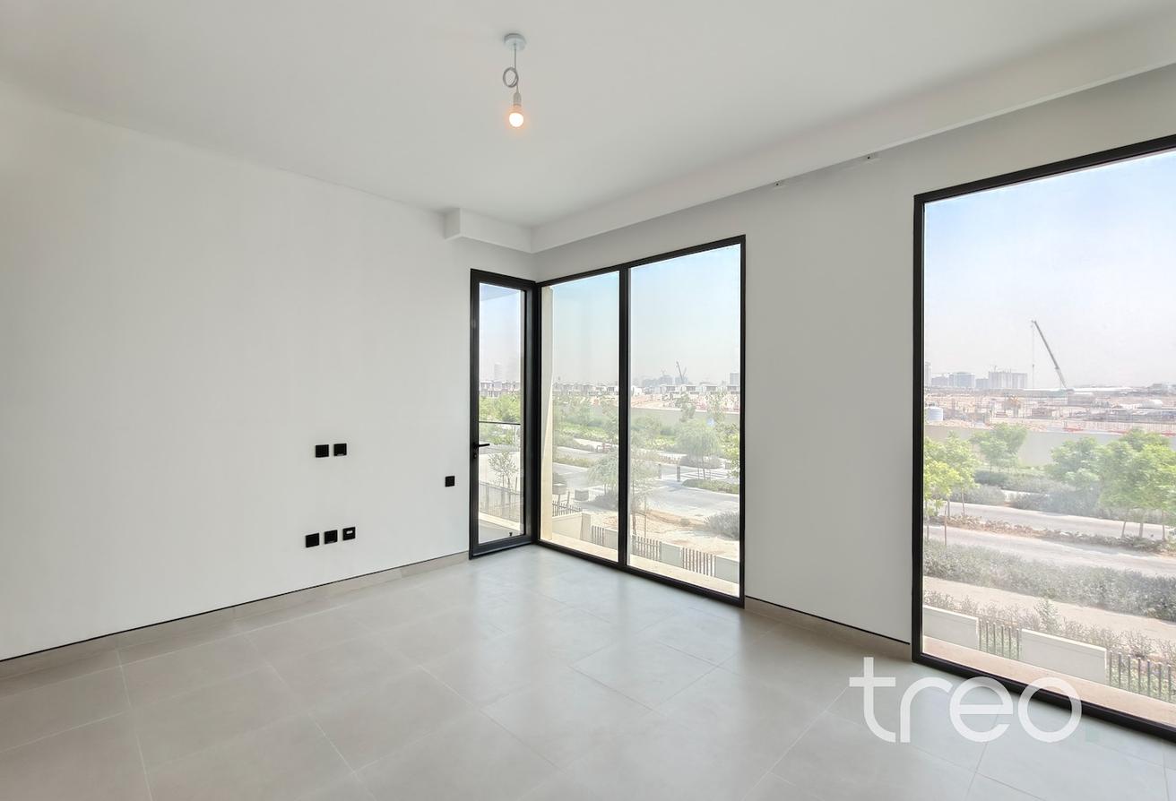 Single Row | Vacant Now | Modern | Spacious photo 17