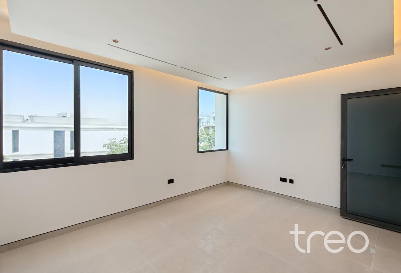 Single Row | Vacant Now | Modern | Spacious photo 14