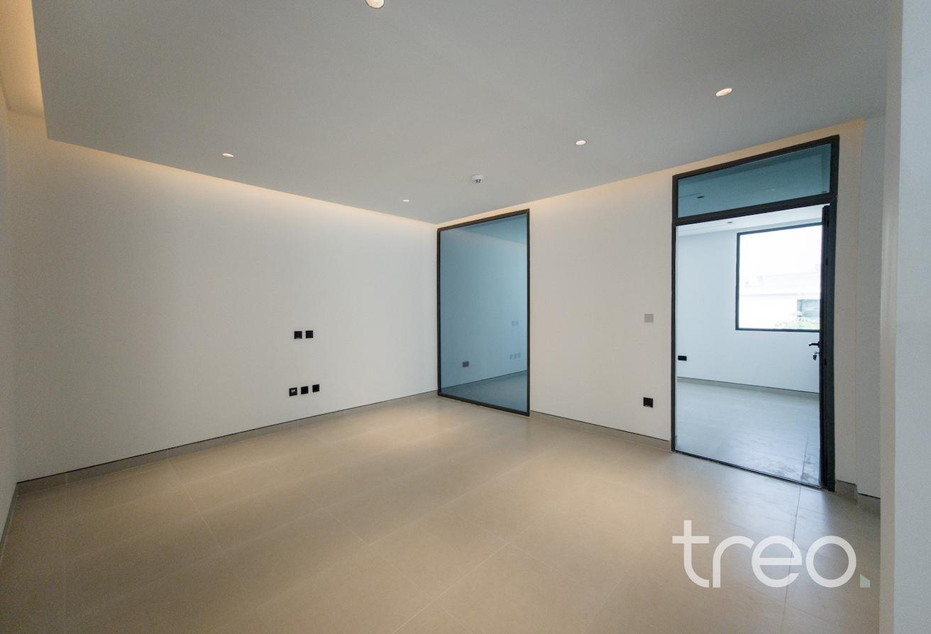 Single Row | Vacant Now | Modern | Spacious photo 12