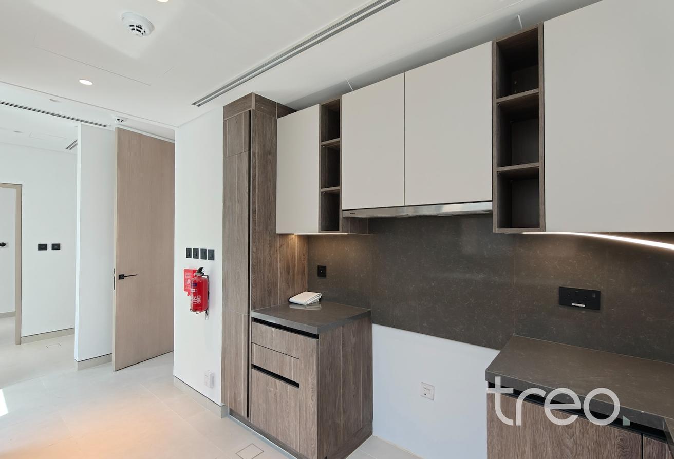 Single Row | Vacant Now | Modern | Spacious photo 9